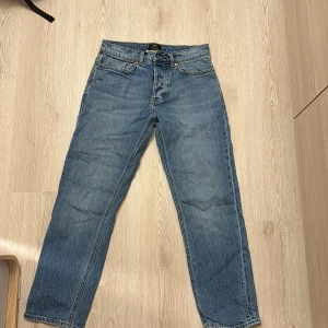 Neuw jeans - Säljer ett par blå neuw jeans i modellen studio relax, storlek 29:30.  