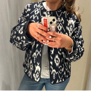 Zara jacka  - Jätte snygg jacka från zara som är slutsåld💕