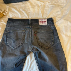 Levis jeans  - Snygga unika jeans passade mig som har 36 i storlek som baggy byxor!