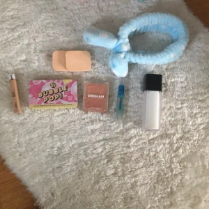 Smink - Säljer detta lilla mini smink packet för 40kr!😍 Det mesta är använt men inte allt!☺️ Kontakta om du är intresserad och det går absolut att diskutera priset!😍
