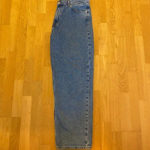 Blå jeans från Sweet Sktbs - Säljer ett par klassiska blå baggy jeans från Sweet Sktbs. De är högmidjade och har en straight passform. Perfekta för en avslappnad stil och funkar året runt. Jeansen är i storlek Small. ✨Skick 8/10!✨