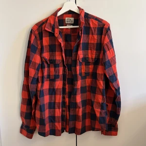 Flanell skjorta - Säljer denna flanellskjortan i strl M. Tjockt material. Sparsamt använd, i nyskick. Säljer även en liknande i grå. Tryck gärna på ”köp nu”.