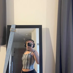 Randig H&M topp - Säljer denna vit/svarta randiga H&M topp som sitter åt på kroppen super fint. Man kan också vika upp den om man föredrar croppad modell🥰kommer aldrig till användning därmed säljer 