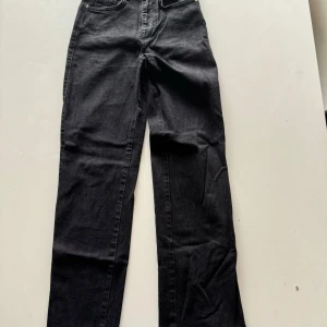 MADLADY svarta jeans, storlek 36 - Svarta jeans med hög midja och rak ben.