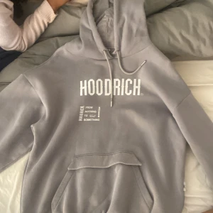 Hoodrich hoodie Grå storlek M - Storlek M säljer pågrund av att den inte kommer till användning, nyskick använd max 3 gånger. Pris kan diskuteras.