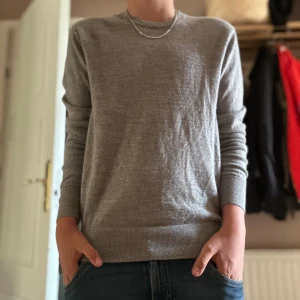 Uniqlo tröja - Jag säljer nu denna unqilo tröja som är 100% merinoull. Finns ett litet hål på ryggen men annars bra skick7/10. Ifall ni har några fler frågor är det bara att skicka ett dm.