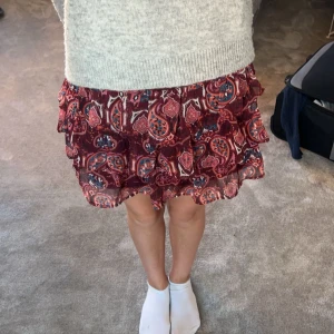 Mönstrad kjol - Säljer denna kjol som inte kommer till användning längre jätte stretchig så borde passa dom flesta