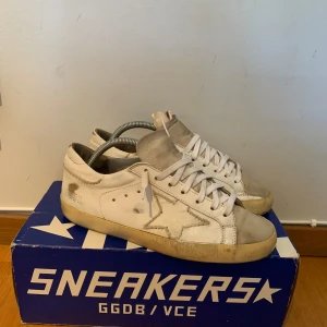 Golden goose - Tjena säljer nu mina as-snygga golden goose🤩 Då jag vill testa något nytt. Ser inget fel på skorna alls skulle säga att skicket är 7/10. Storlek är 41 men sitter som 41,5. Hör av dig vid fler frågor!