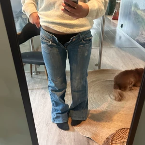Lågmidjade  jeans 🩵 - Jättefina och väldigt lågmidjade jeans i storlek S. Köpte precis från Plick men dom var för små tyvärr. Jag är 1,65 och dom var ganska långa på mig, Men ser ut som nytt skick 💗