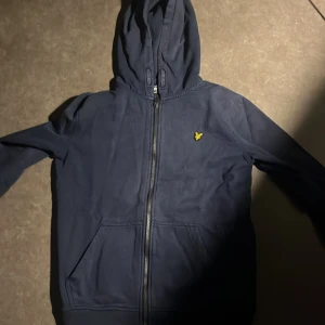 Lyle & scott zip hoodie - Säljer då den är alldeles för liten. Skick 6-10 Priset ej hugget i Sten!