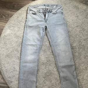 Säljer ett par feta Dressman Jeans ❗️Storlek 32/32 sitter slimfit 🔥Har en liten defekt (ses på bild 4) ❗️Hör av dig vid fundering ❗️