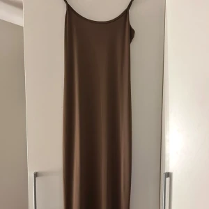Långklänning  - En brun långklänning Stl M men passar Stl S också, använd en gång!