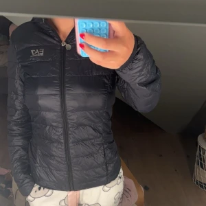 Armani jacka - Andvänd en del men fortfarande bra skick säljes ingen andvändning men en vanlig tunn dunnjacka inte tjock. Pris kan diskuteras