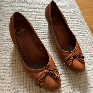 Ballerina skor med klack - Säljer mina favoritskor då de tyvärr är lite för små för mig🥲🥹 Ballerina skor i skinn med låg klack i den perfekta vintage bruna färgen