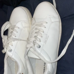 sneakers - jätte fina sneakers ifrån anna field, andväda 2/3 gånger ungefär det är ingeting som syns på dom ser helt nya ut, dom har jätte fina paljetter bak på skorna