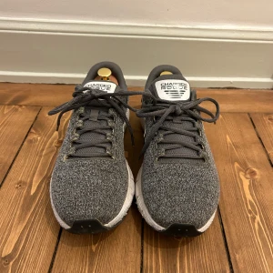 Löparskor Under Armour - Säljer mina löparskor från Under Armour. Storlek 44.