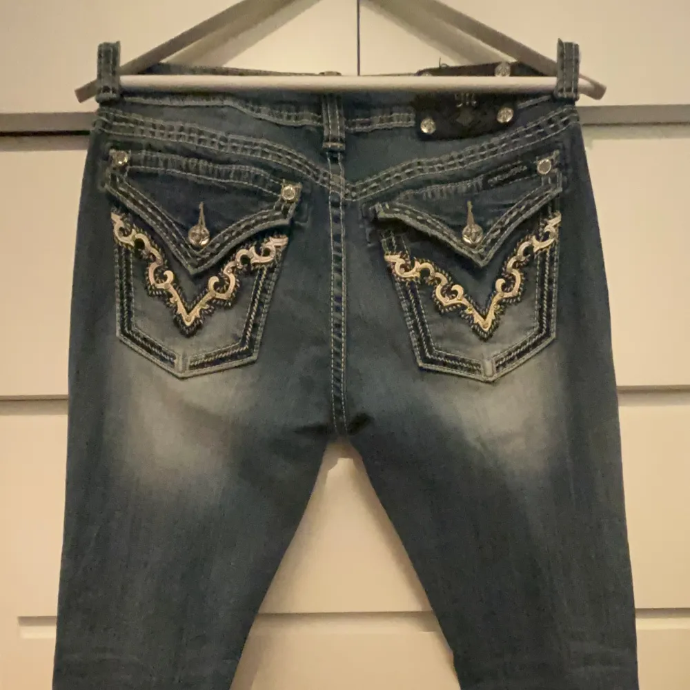 Lågmidjade Miss me jeans med superfina fickor. Säljer på grund av att de är för korta.  Innerbenslängd: 76cm midjemått (rakt över): va 39 cm.  priset går att diskutera❤️‍🔥 . Jeans & Byxor.