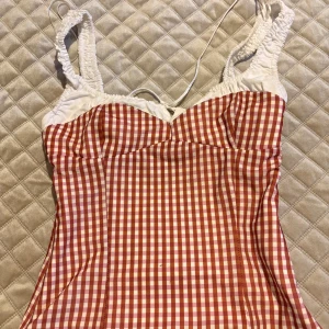 Trendig zara topp  - Säljer denna trendiga zara topp bara använd 1 gång i storlek xs 💞 helt som ny!