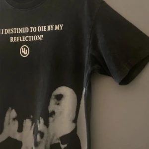 Graphic black/svart t-shirt - Black/grey graphic t-shirt good quality new size L tex quote “ am I destined to die by my own reflection” GRAPHIC TEE