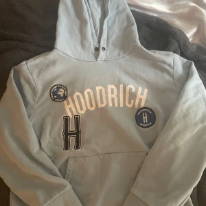 Hoodrich hoodie - Säljer den då den är för stor på mig, annars är den jätte fin och väldigt skön  Storlek XL men passar som en M/L