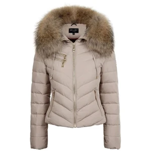 Hollies jacka beige - Hej, säljer nu min hollies jacka då den inte används mer, den är i bra skick men dock en liten fläck på jackan som tyvärr inte går bort, sen ett spänne under luvan men som knappt syns. Mer bilder går att få bara och fråga och pris kan diskuteras.