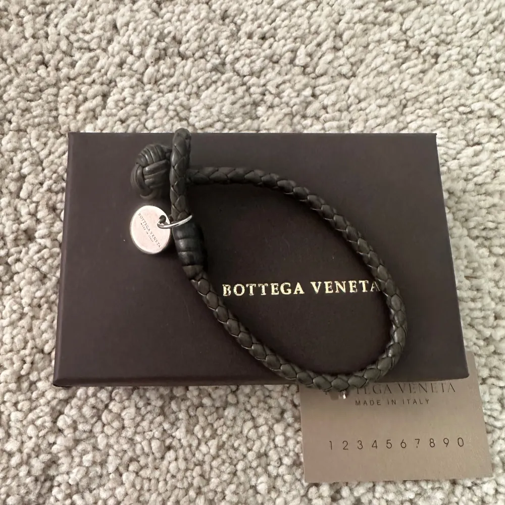 Grönt bottega veneta armband. Skick 8.5/10, storlek: one size!  Pris 1099kr box tillkommer. . Övrigt.