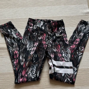 Stronger tränings tights  - Bra skick! Original priset ligger runt 700, jag säljer för 300 