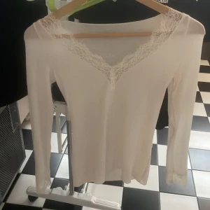 Vit intimissimi tröja - Säljer en vit intimissimi tröja då den inte kommer till användning 