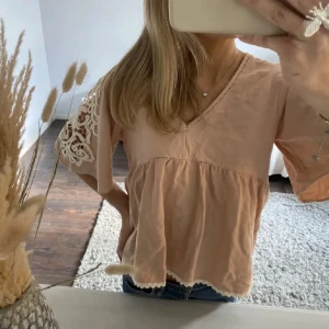 Zara topp - Jättesnygg zara topp med spetsdetaljer. Köpt på plick och använd fåtal gånger. Storlek S men passar även Xs. Om Inge frågor är det bara att trycka på ”köp nu”💞💞