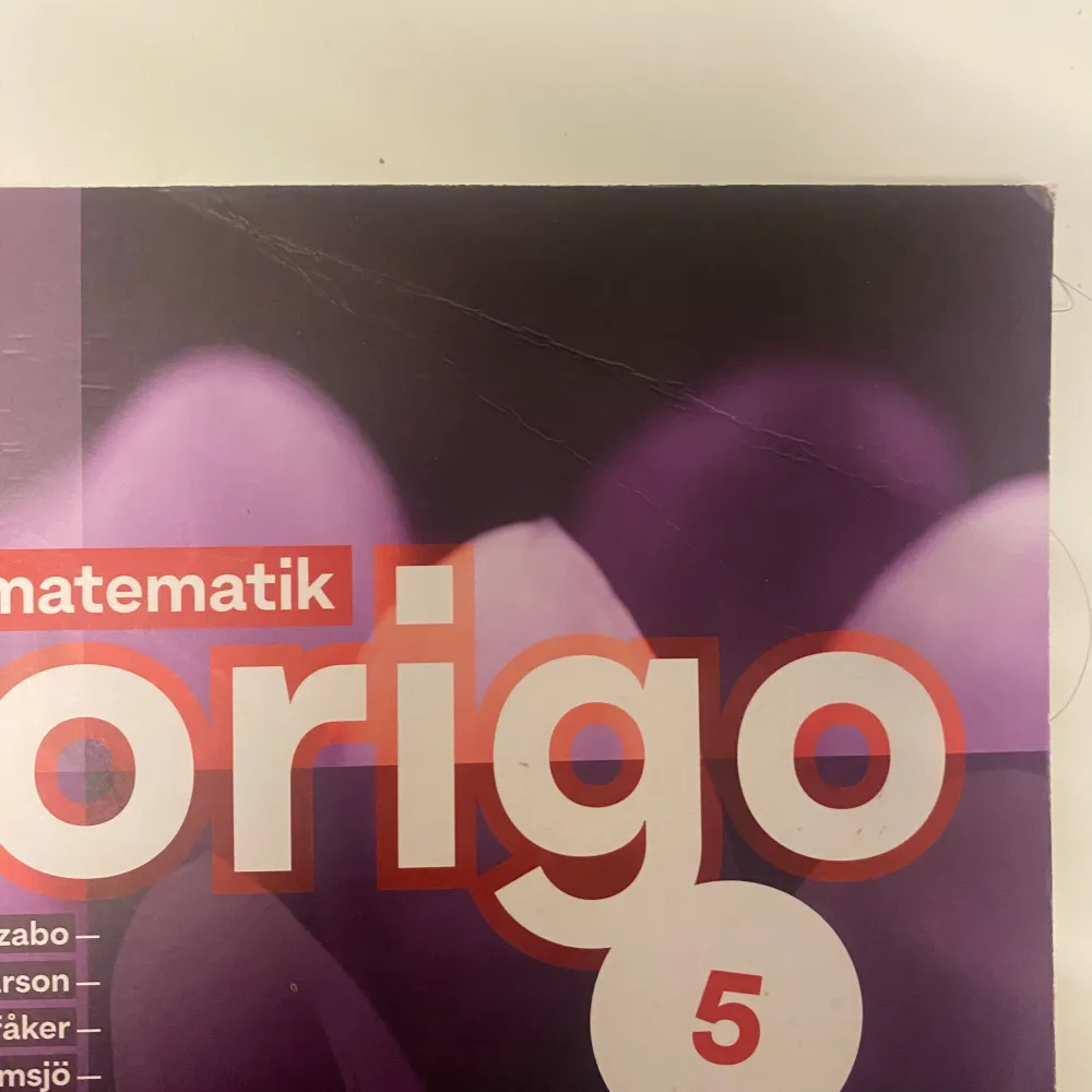 Matematik origo 5 upplaga 3 skriven efter den nya reviderade ämnesplanen 2021. Omslaget saknar fläckar men kan vara lätt kantstött (se bild 2). Vissa sidor har markeringar men med blyerts och inget som kommit på uppgifterna. Nypris 558:-. Övrigt.