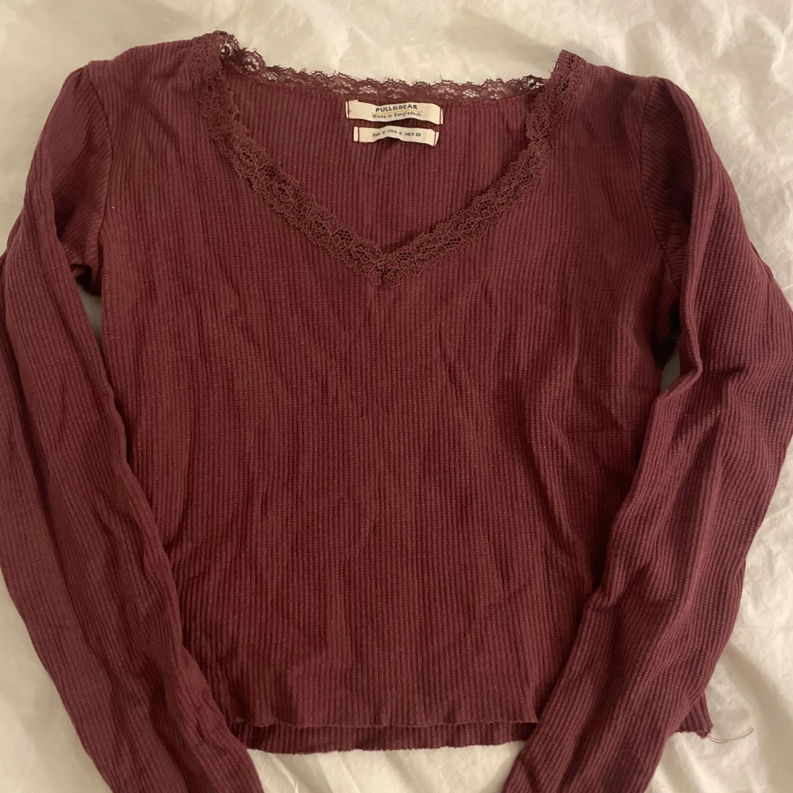 Vinröd ribbad tröja från Brandy Melville