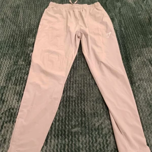 Gymshark - Höj din träningsnivå med dessa gymshorts från Gymshark! Designade för optimal passform och komfort, erbjuder de både stil och funktion. Helt nya och perfekta för alla dina träningspass. Missa inte chansen att förbättra din workout-look! 