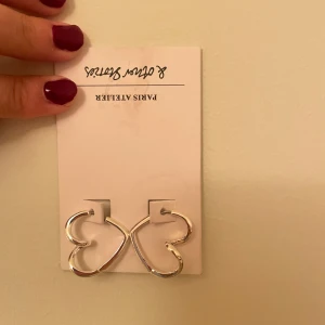 Hjärt örhängen  - Jättesöta örhängen från other stories, aldrig använda!🪷