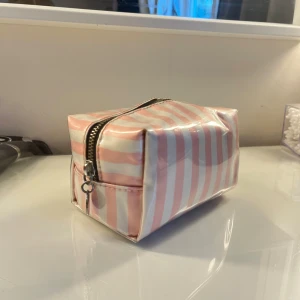 Victoria secret necessär  - Victoria secret necessär!! Använd men i fint skick!!💞💞