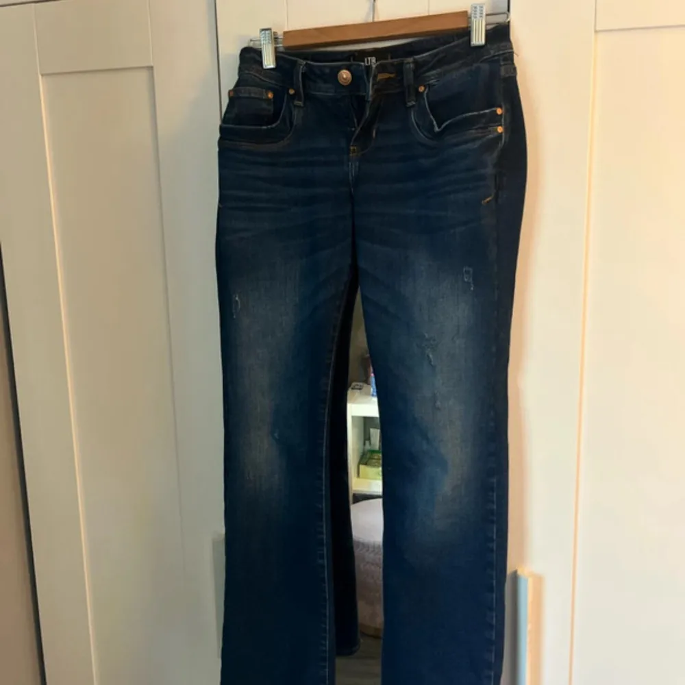 Säljer mina typ helt oanvända jeans, insydda så sitter som 26/30🥰 Pris kan diskuteras och skriv för fler bilder eller mått🥰. Jeans & Byxor.