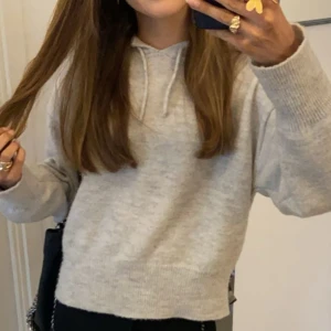 Stickad hoodie  - Stickad hoodie från Gina tricot. Säljer då den inte kommer till användning. Väldigt bra skick!