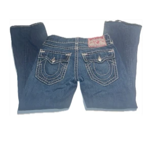Baggy true religion jeans  - Snygga true religion jeans som har varit ett par personliga favoriter. Dom är därmed välanvända och är slitna längst ner däremot är resten av byxorna i ett bra skick. I storlek 32/33 och passar på mig som är 170. 