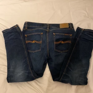 Nudie jeans - Marinblåa slimfit Lean Dean Nudie jeans i storlek 30W 30L. Skick 9/10 knappt använda. Nytt pris: 1500kr Mitt pris: 549kr.                      Om du har några fler frågor är det bara att skriva