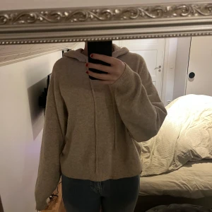 Beige stickad hoodie - Fin beige stickad hoddie, i ett mycket fint skick!!💓Pris kan självklart diskuteras❤️‍🔥