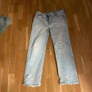 Levis 501 Jeans - Levis 501 Jeans använda kanske 10 gånger. Lite slitna där nere men annars bra skick. Köpta för 1300 kr. Storlek 25/30
