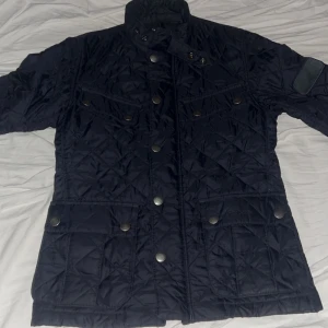 Barbour Field jacket  - En riktigt snygg Barbour jacka perfekt till våren i bra skick priset är ej hugget i sten bara skriv om ni har frågor 