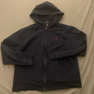 Mörkblå hoodie från Ralph Lauren - | Storlek Herr S & Barn XL | Skick 9/10 | Nypris: Runt 1500kr - 1800kr | Mitt pris: 500kr | Säljer för att den inte passar mig längre | 