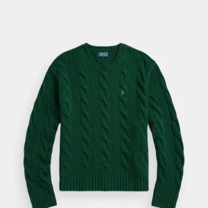 Ralph Lauren tröja  - Snygg grön stickad tröja från Ralph Lauren med kabelstickat mönster. Tröjan har långa ärmar och en klassisk rund halsringning. Perfekt för kyligare dagar och ger en stilren look. 💚nypris 2595💕💕
