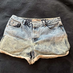 Ljusblå jeansshorts - Snygga ljusblå mönstringa jeansshorts 💙🦋