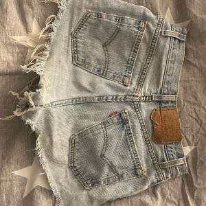 Ljusa jeansshorts från Levi's - Säljer ett par snygg ljusa jeansshorts från Levi's, är i superbra skick och perfekta nu inför sommaren (kan även posta samma dag som köp) står även ingen storlek men passat mig som har vanligtvis 34-36