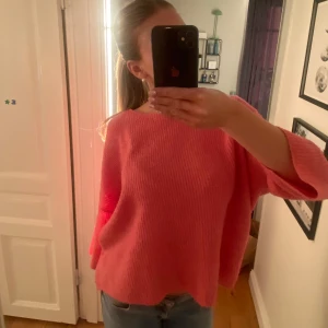 Rosa stickad tröja - Säljer en mysig rosa stickad tröja med en loose passform.🩷