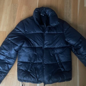 Pufferjacka - Svart pufferjacka, dragsko ner till så går att justera om du vill att den sitter tight eller lite lösare! Superfitn skick då jag endast använt den 1 vinter, säljer för jag ej använder längre  