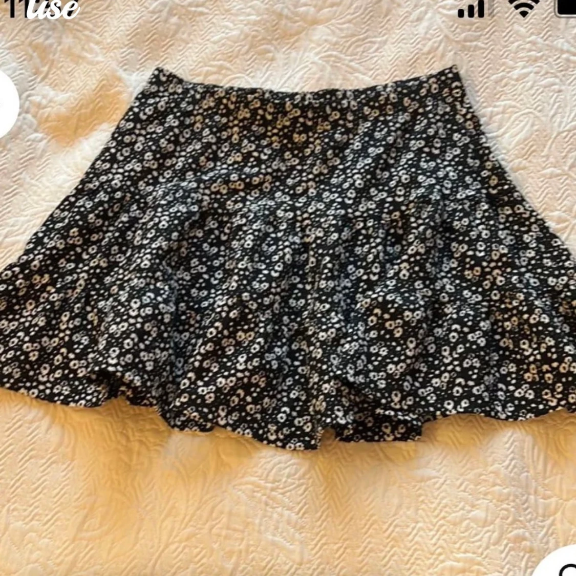 Svart blommig kortkjol