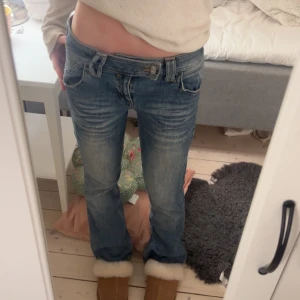 Blå jeans från BDG - Säljer ett par as snygga blå jeans från BDG.  De är lågmidjade och Bootcut. Använda fåtal gånger då de var för stora för mig. Storlek W27 L30. Skriv innan köp💝