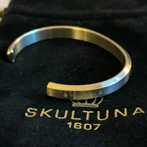 Skultuna armband - Sjukt snyggt skultuna armband, 9/10 skick. Allt medföljer på bilden. Går att justera storleken lite. Nypris typ 1500kr tror jag.